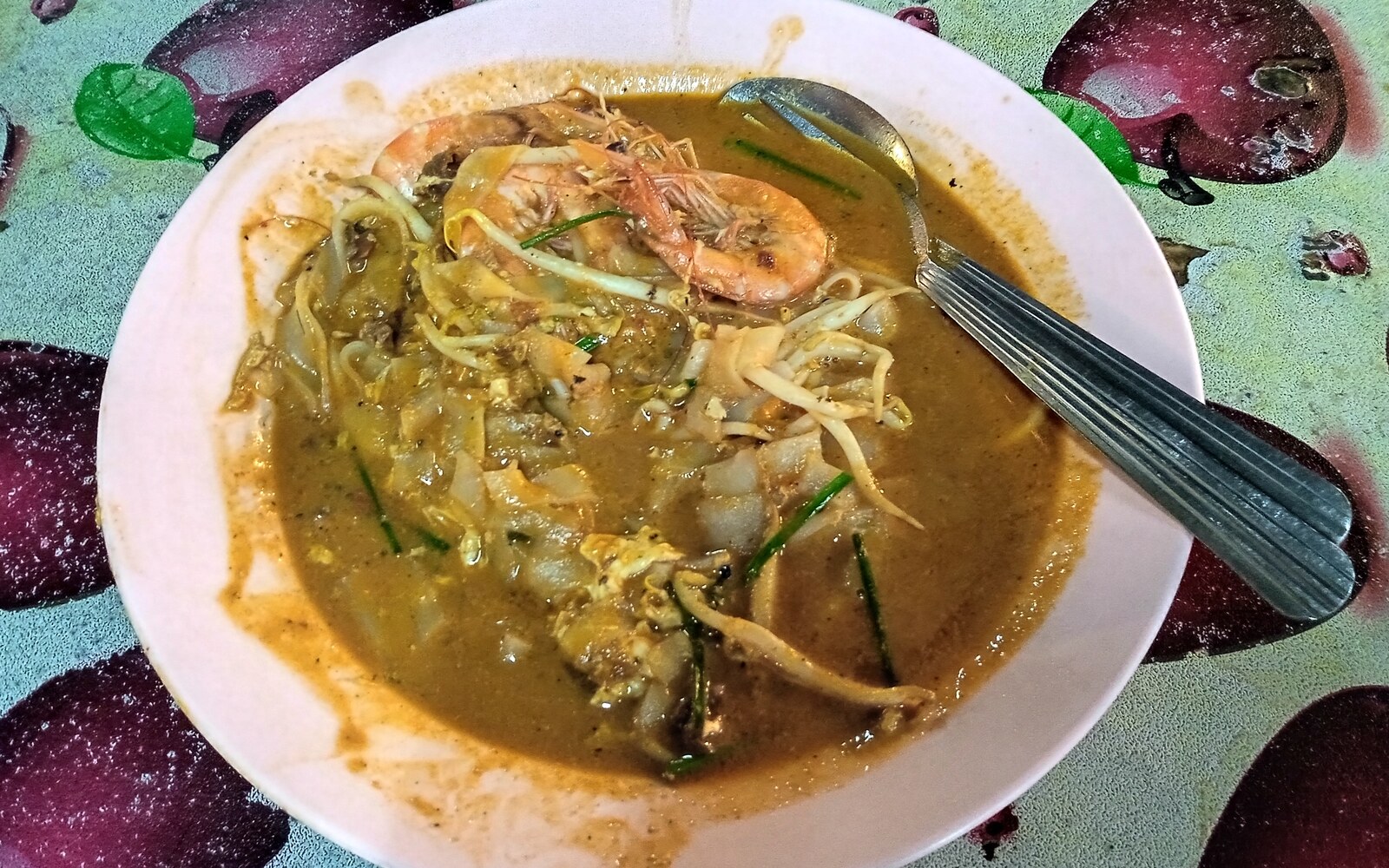 ペナン州カンポン・プレットで供された海老、米麺、もやし入りのチャークイティオ