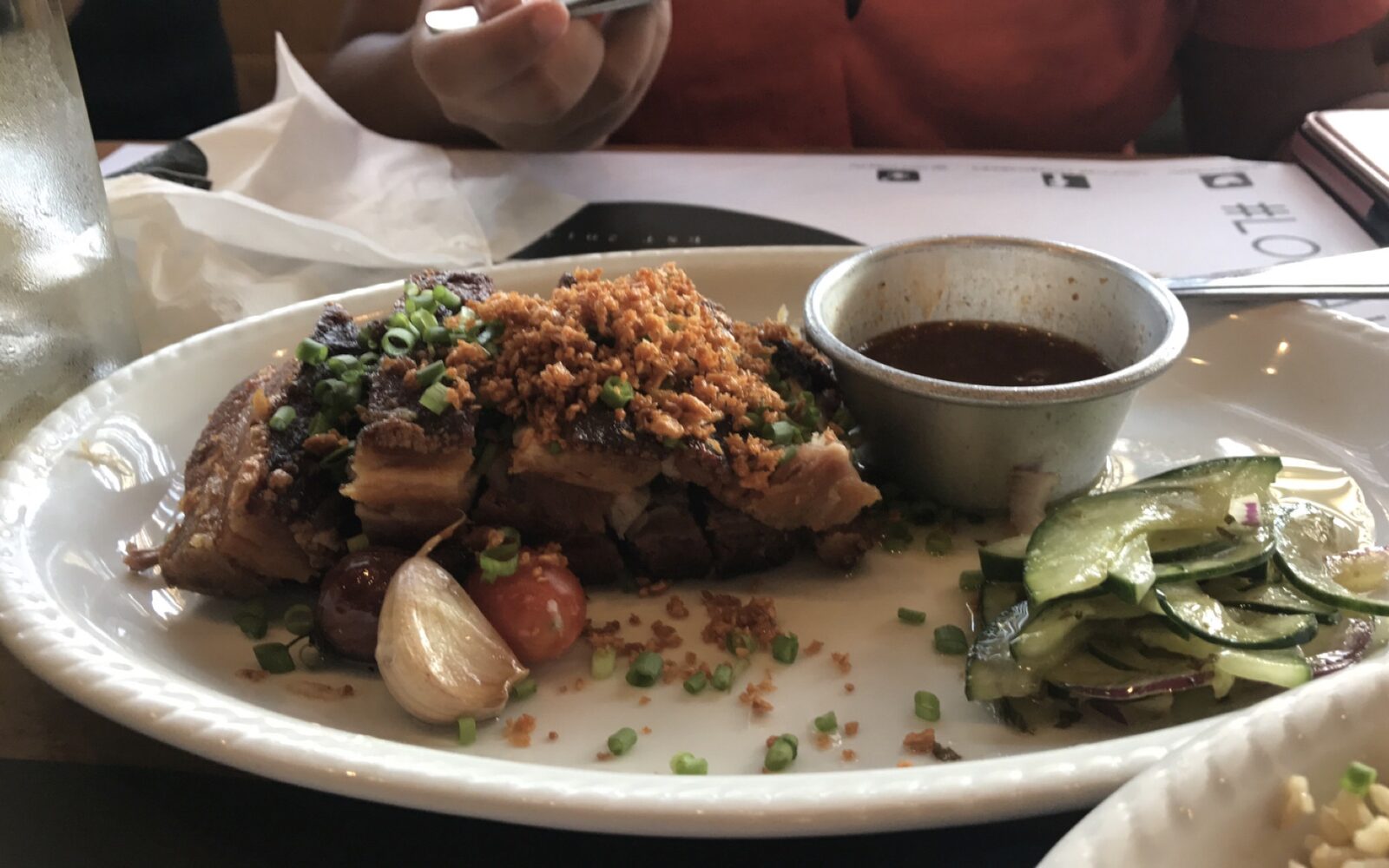 香ばしく焼いた豚バラ肉、薬味、たれを盛ったフィリピン式レチョン