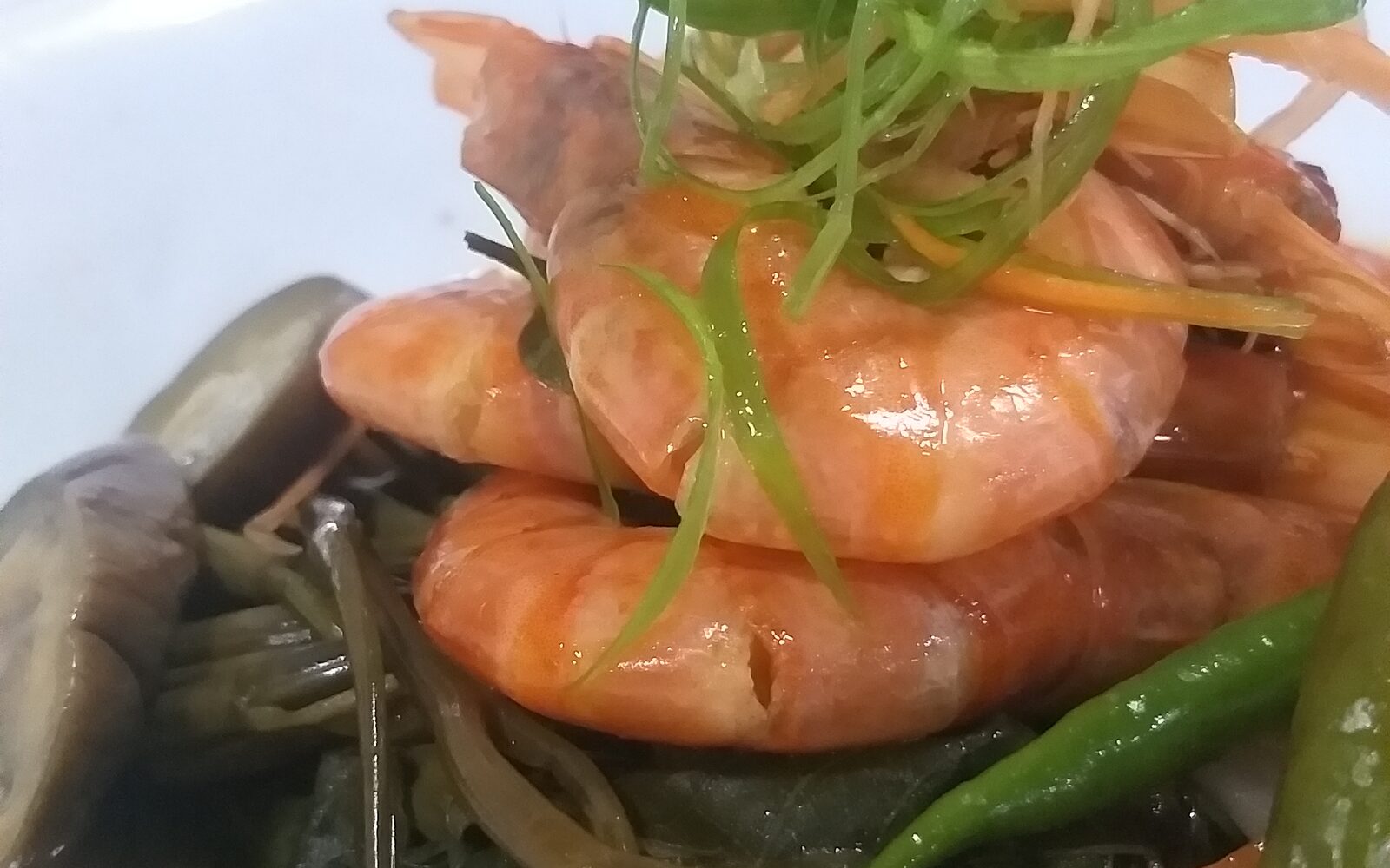 殻付き海老、青菜、青唐辛子が入ったシニガン