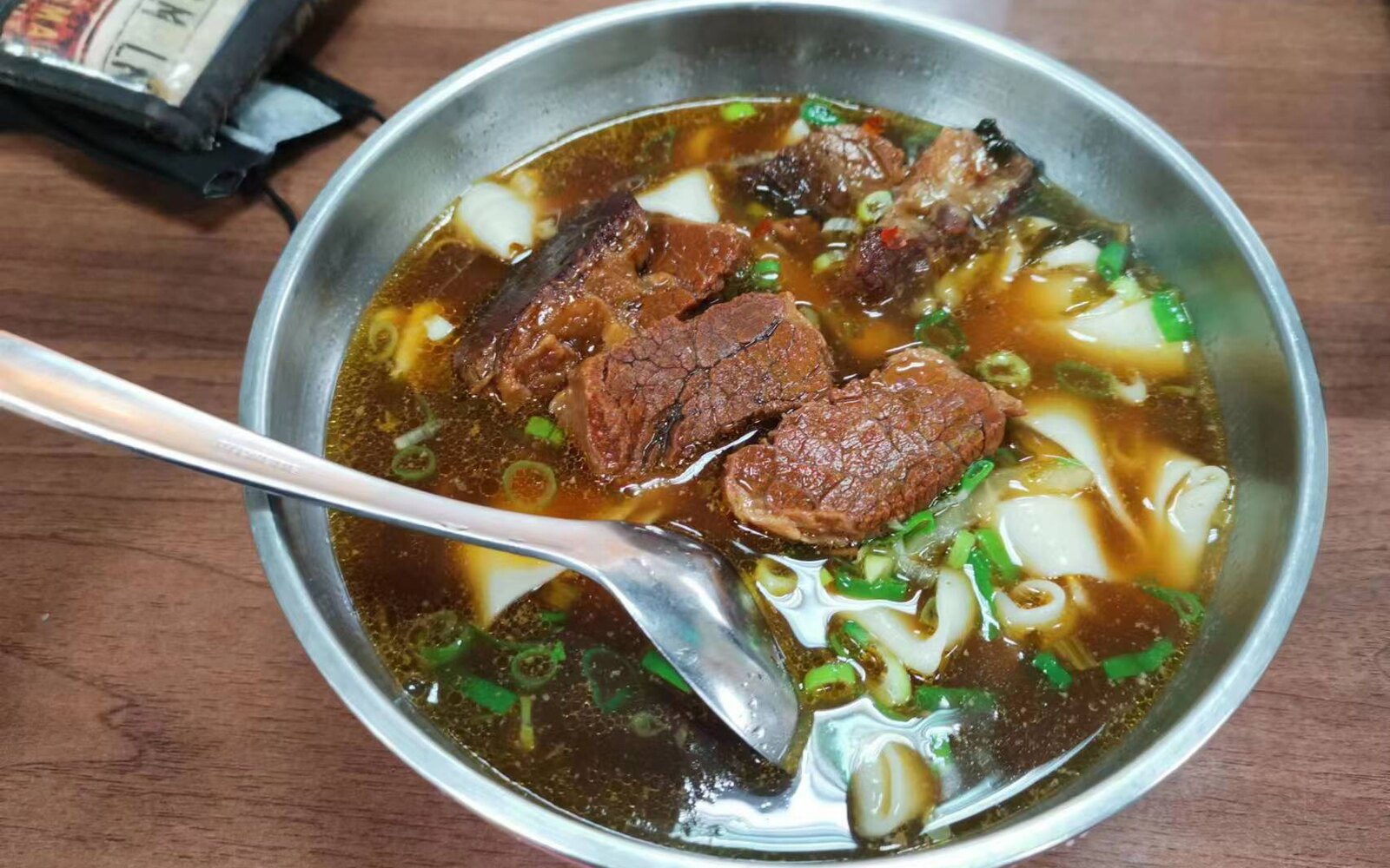 台湾の店で供された、幅広麺と大きな牛肉が入る紅焼牛肉麺
