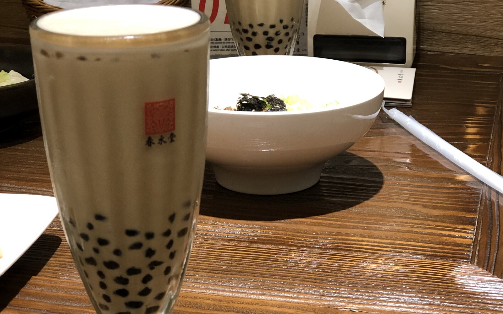 台中の春水堂で供された、黒いタピオカ入り珍珠奶茶2杯