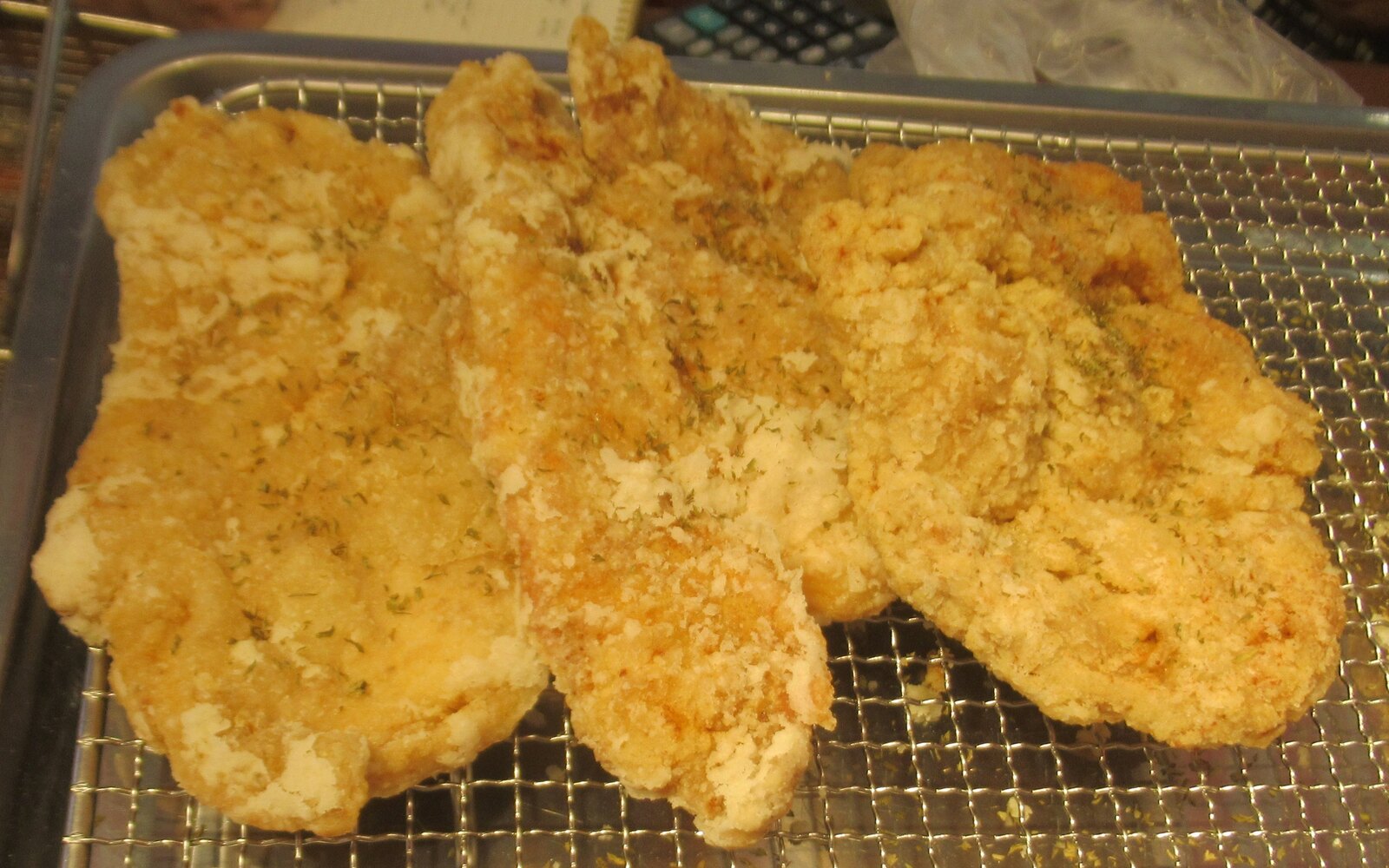 台湾の店頭で揚げ上がった大きな台湾式フライドチキン