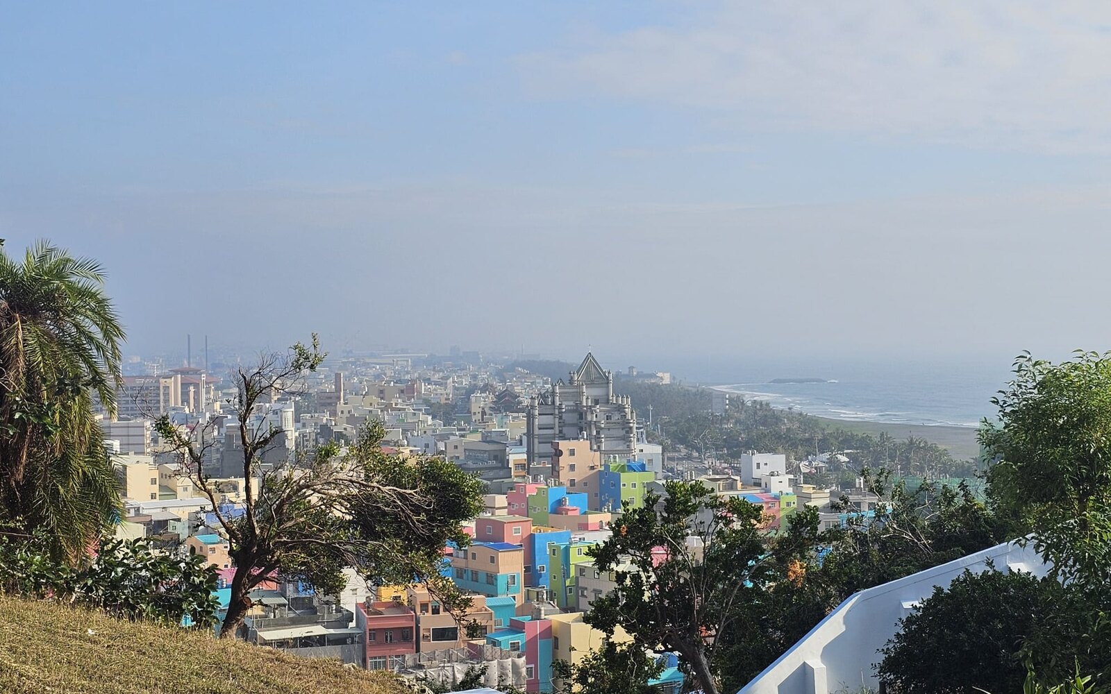 旗後山から海岸線と色鮮やかな旗津の家並みを見渡す高雄港の景色