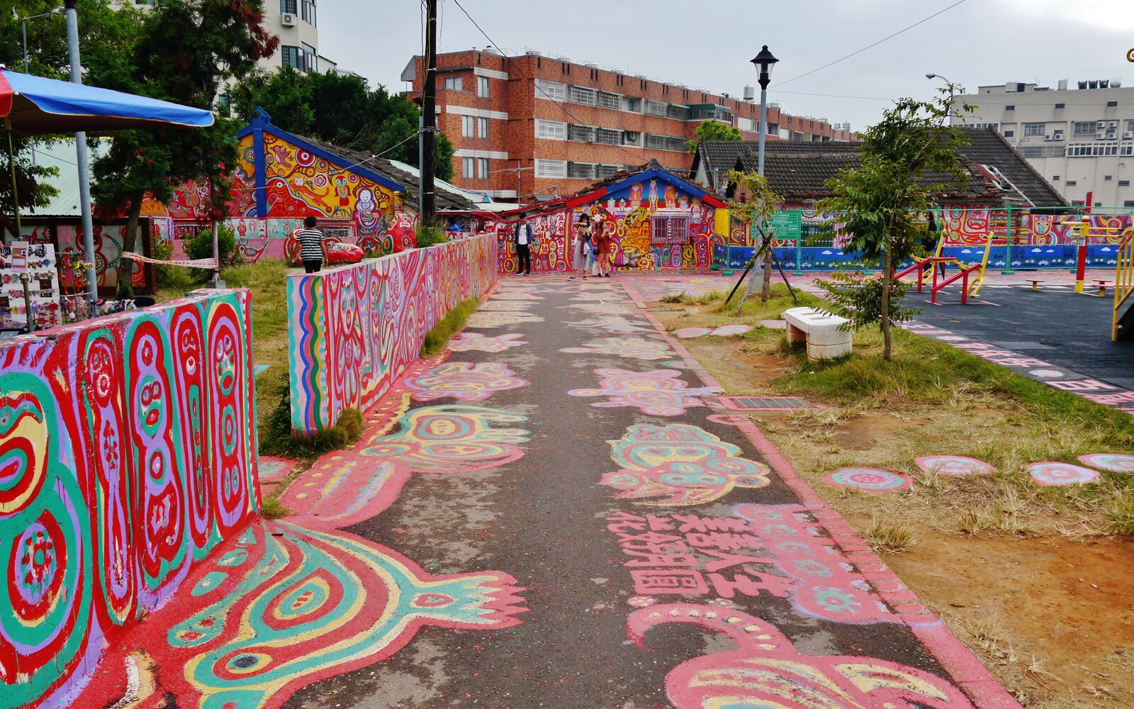 壁、家、路地の舗装まで鮮やかな絵で覆われた台中・彩虹眷村