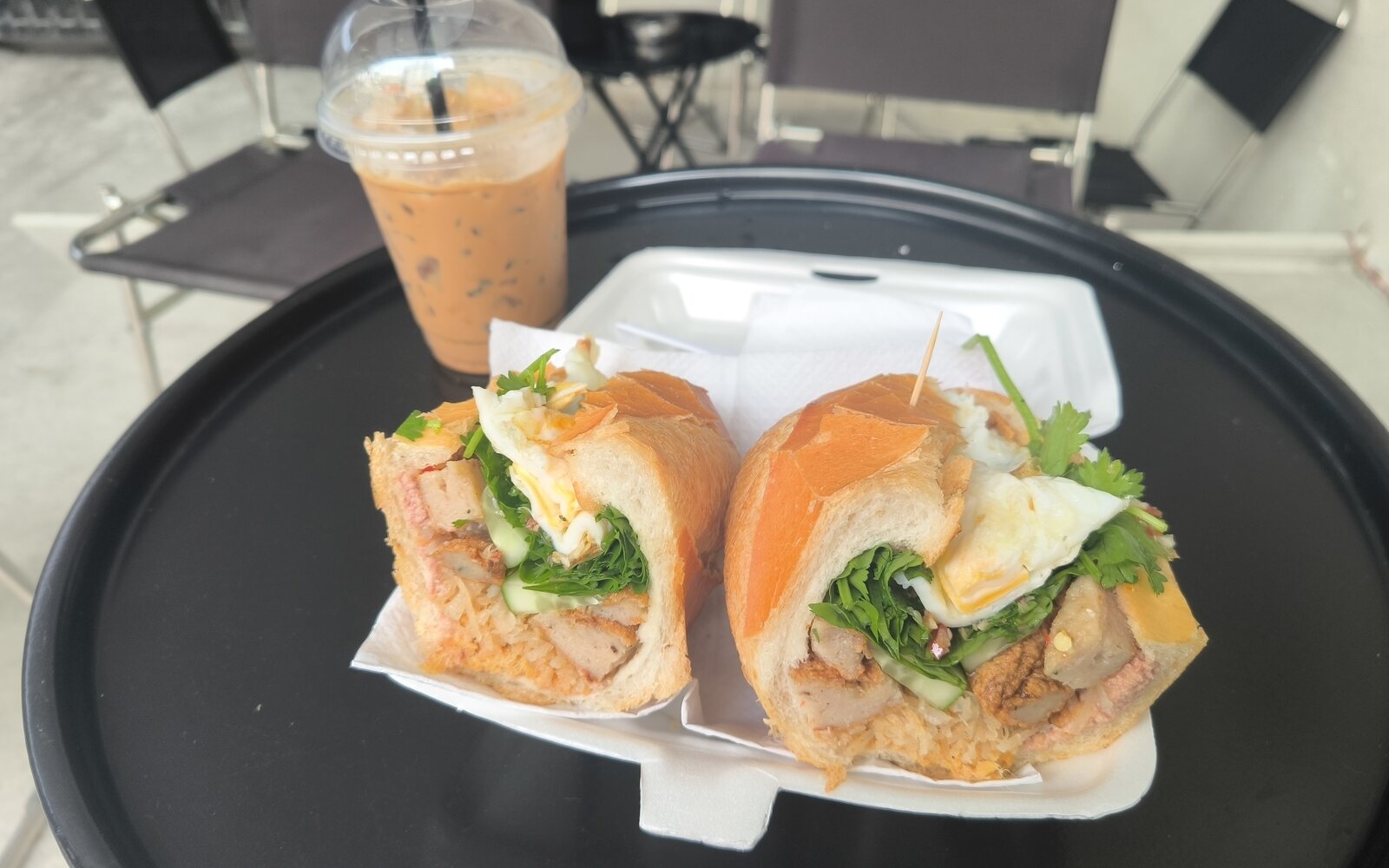 ホーチミン市で供された豚肉と野菜のバインミー、アイスミルクコーヒー