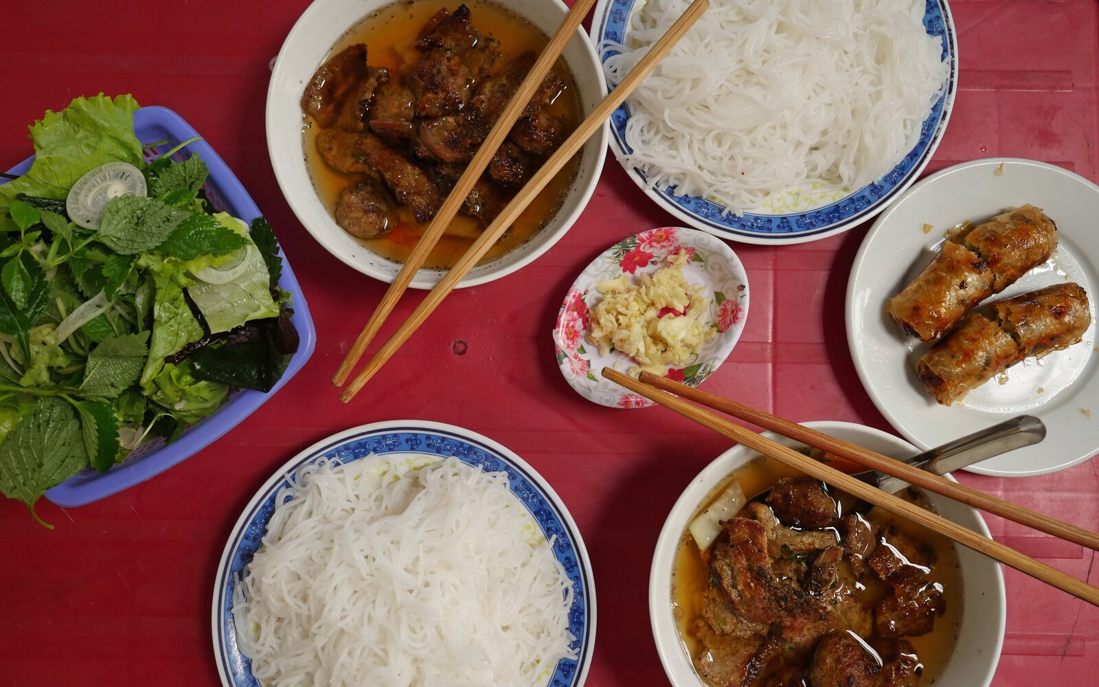 ハノイで供された炭火豚肉、米麺、香草、つけ汁のブンチャー