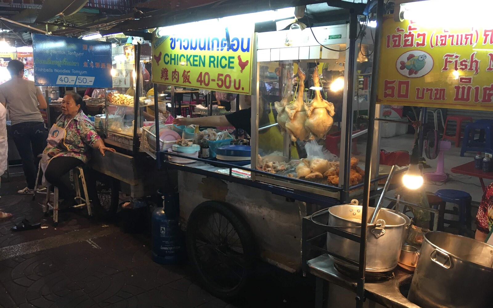 夜のヤワラートで灯りがともる屋台と鶏飯の売り場（2018年5月撮影。現在の出店・料理・価格を保証するものではありません）
