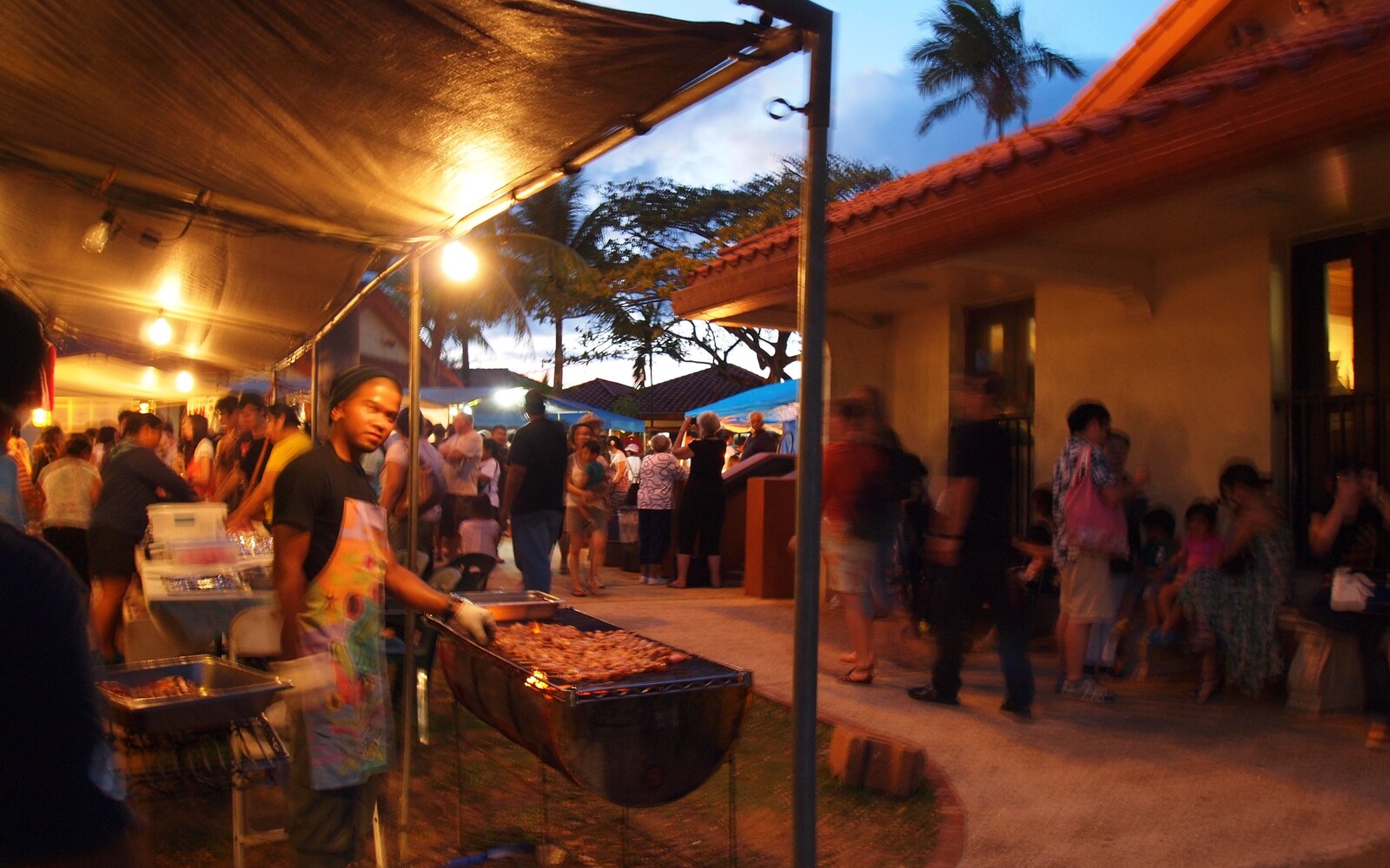 灯りの下でBBQを焼く屋台と行き交う人々(2011年2月撮影)