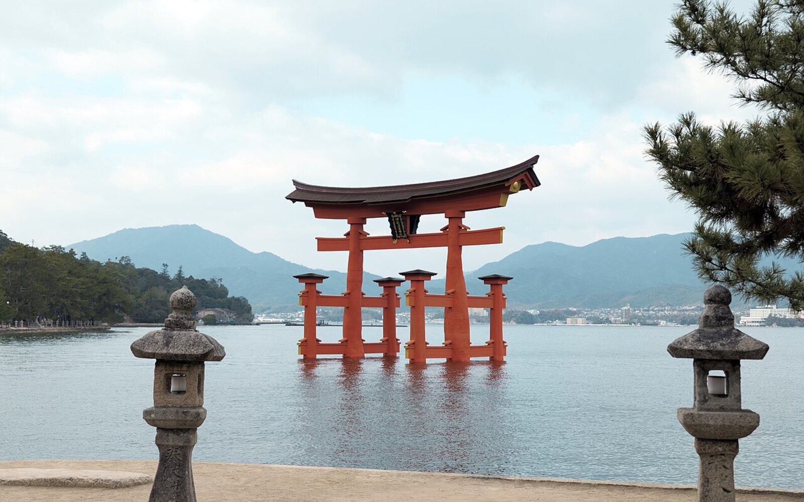 宮島の海に立つ嚴島神社の朱塗りの大鳥居