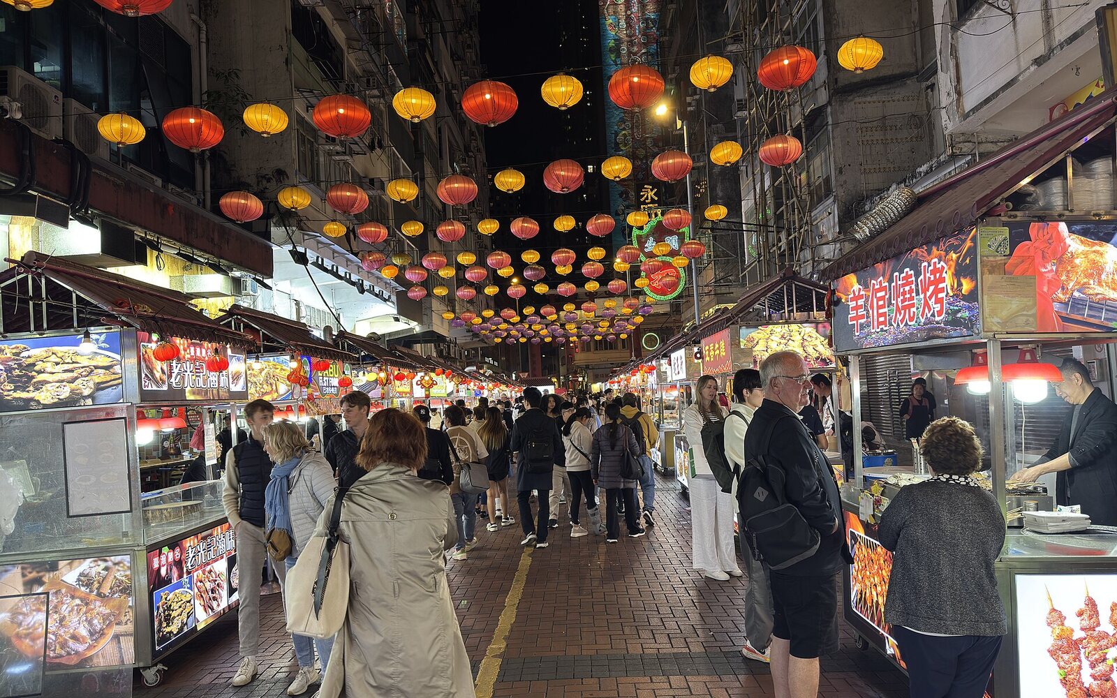 提灯と食の屋台が連なる夜の廟街（2025年4月撮影、現在の出店・メニュー・価格を保証するものではありません）