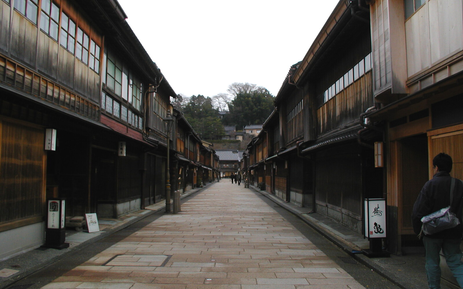 石畳の両側に木造町家が続く、ひがし茶屋街・二番丁（2008年1月撮影）