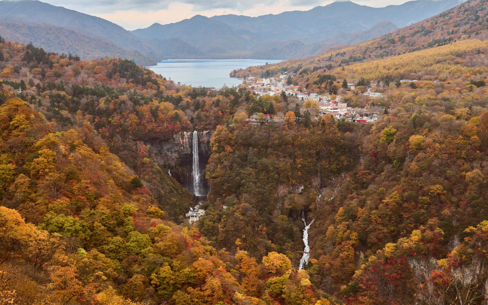 明智平側から望む秋の華厳滝と中禅寺湖(撮影時の風景)