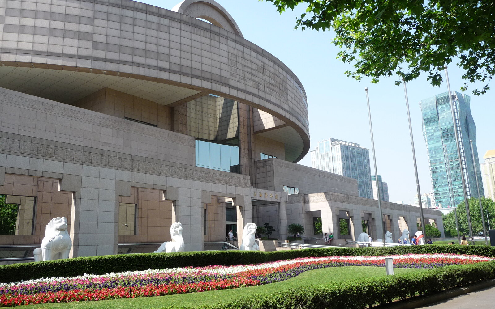 円形屋根と方形基壇を持つ上海博物館・人民広場館（2011年撮影）