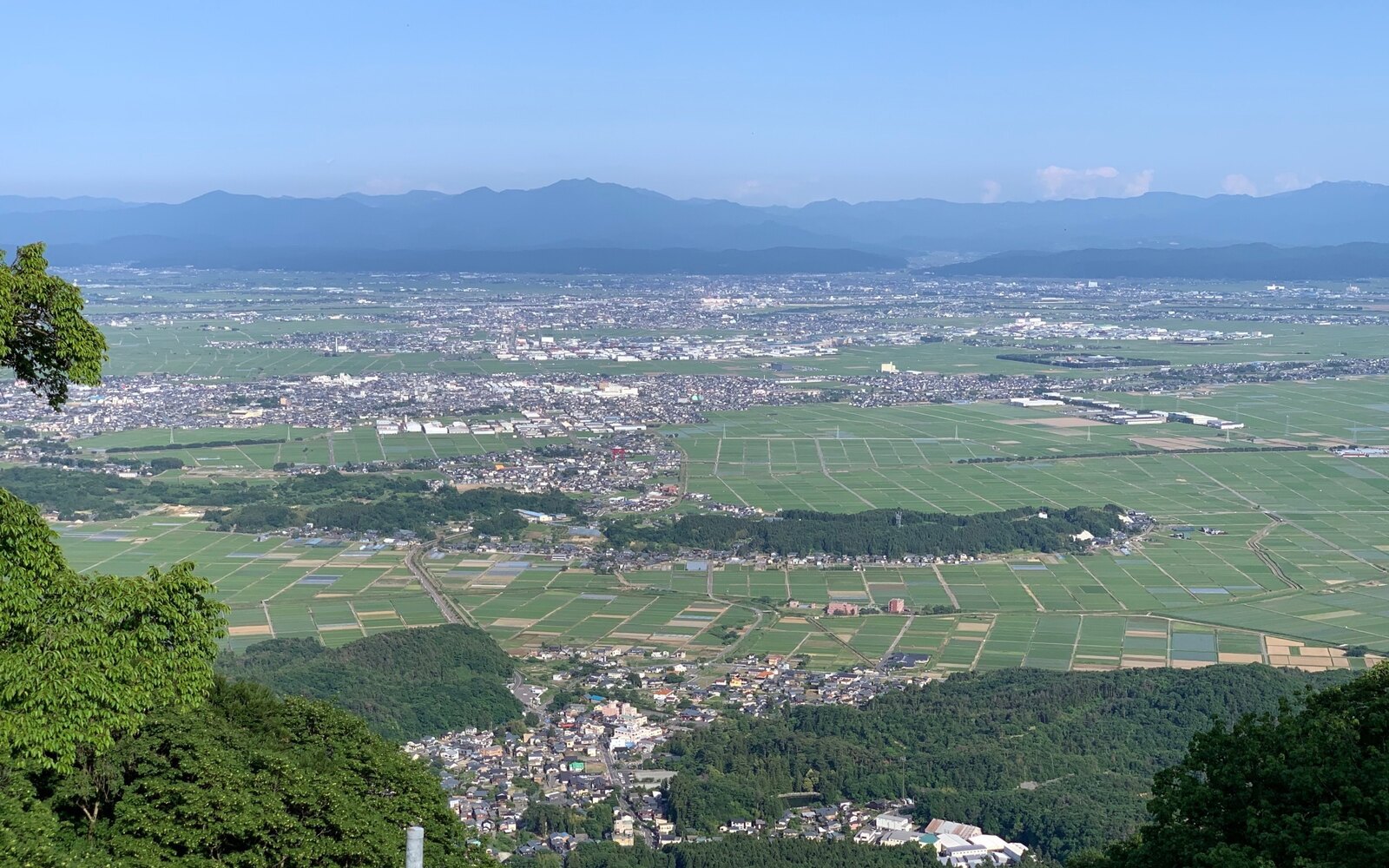 弥彦山ロープウェイ山頂駅付近から望む越後平野(2020年6月撮影)