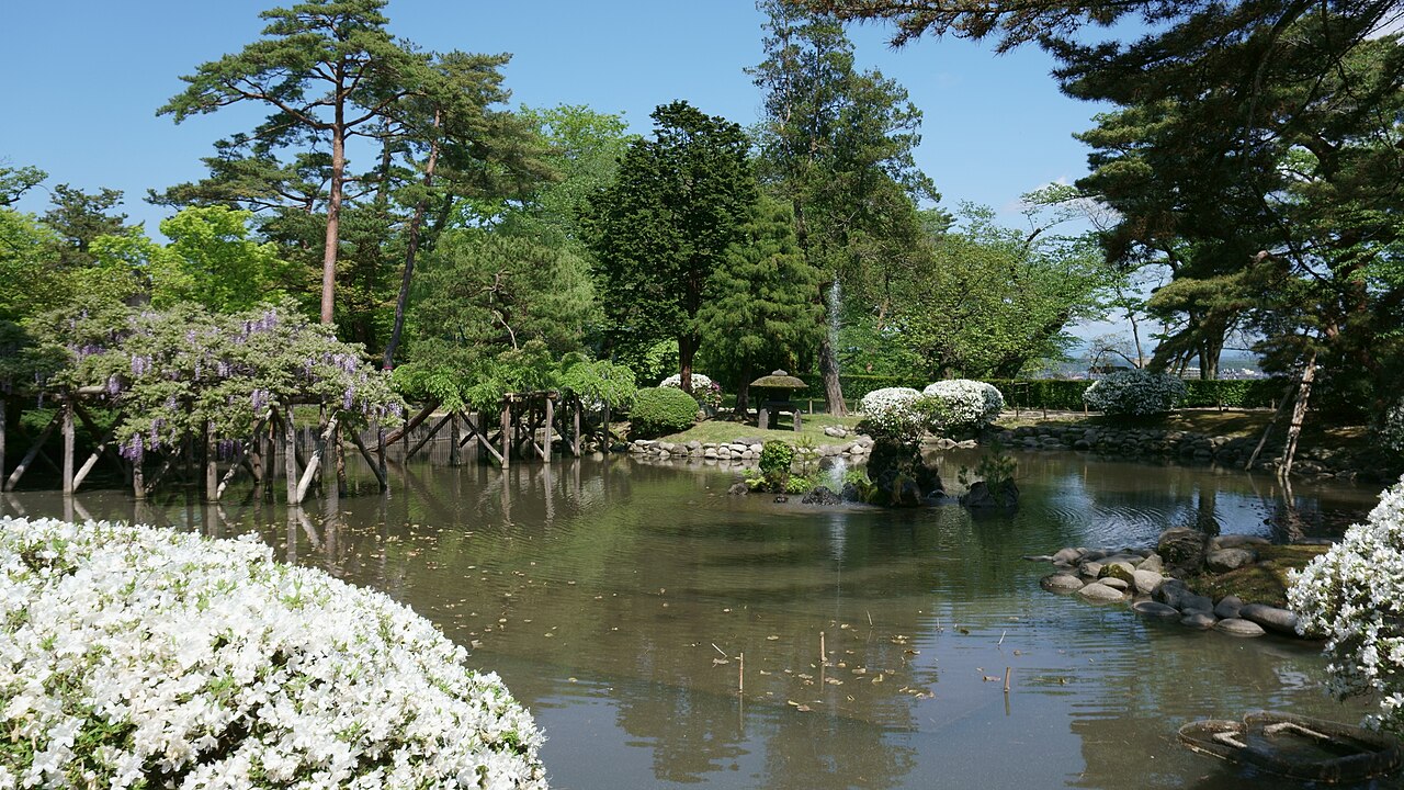 秋田市・千秋公園の胡月池