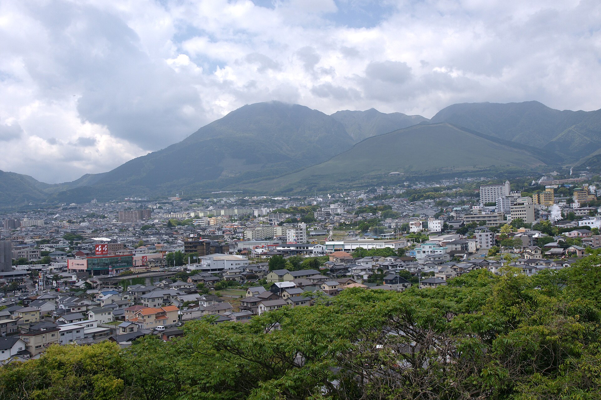 別府・鉄輪温泉と由布岳を望む遠景（2009年撮影）