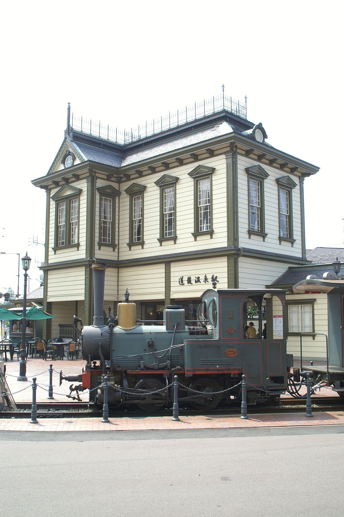 道後温泉駅前の坊っちゃん列車。運行・展示状態は訪問日に確認