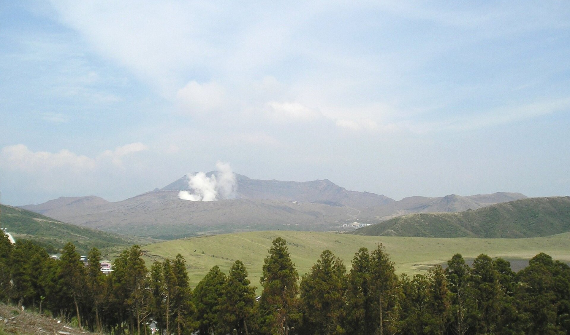草千里側から見た阿蘇中岳火口の遠景。現在の立入可否を示す写真ではありません