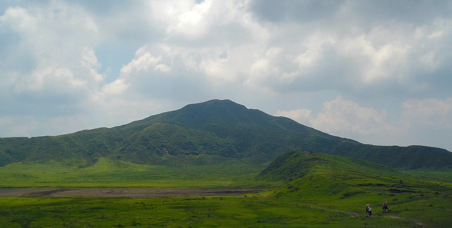 阿蘇・草千里ヶ浜。天候、草地の状態、乗馬営業は訪問日に確認