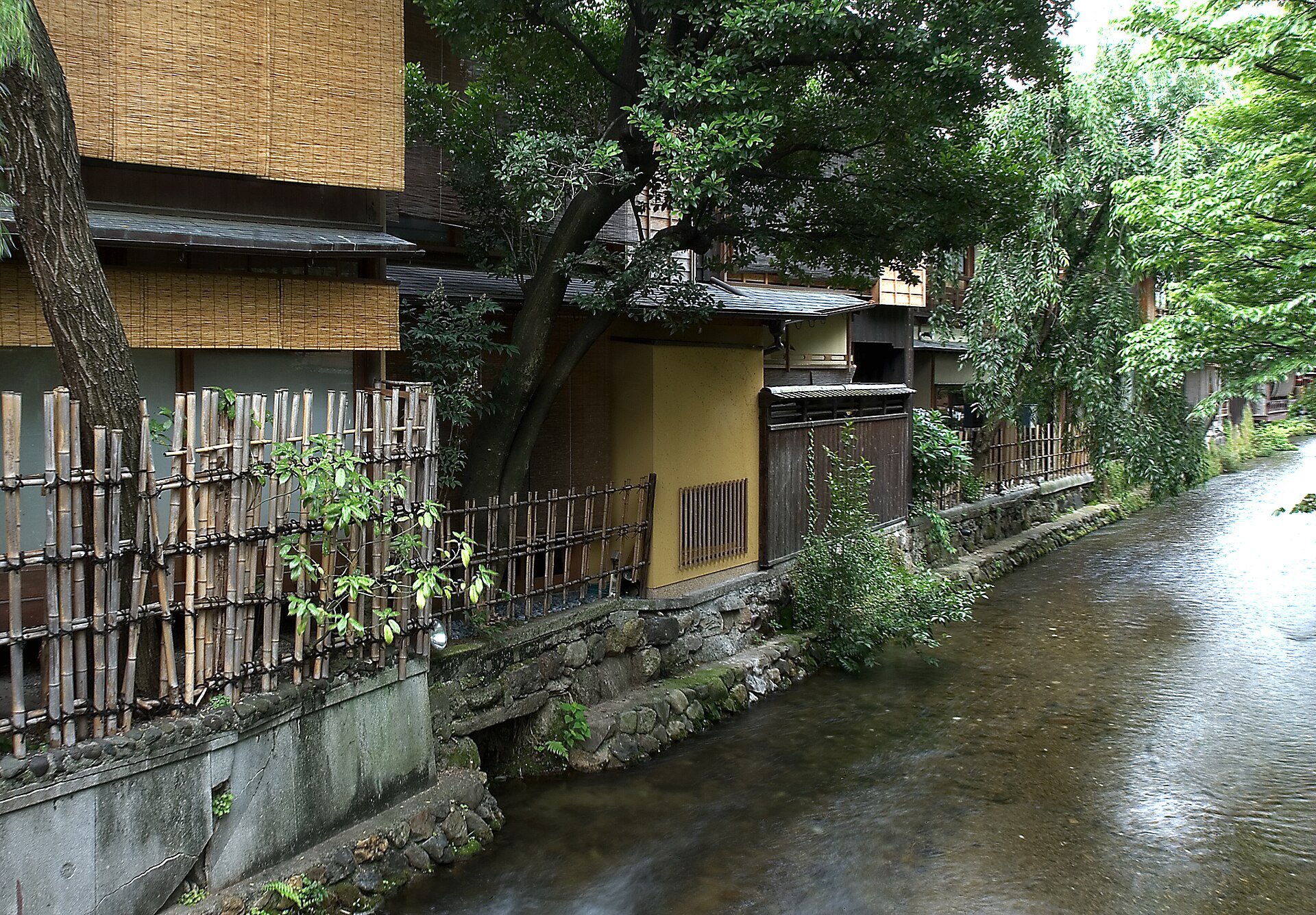 京都・祇園白川の水辺と町家（撮影当時の風景）
