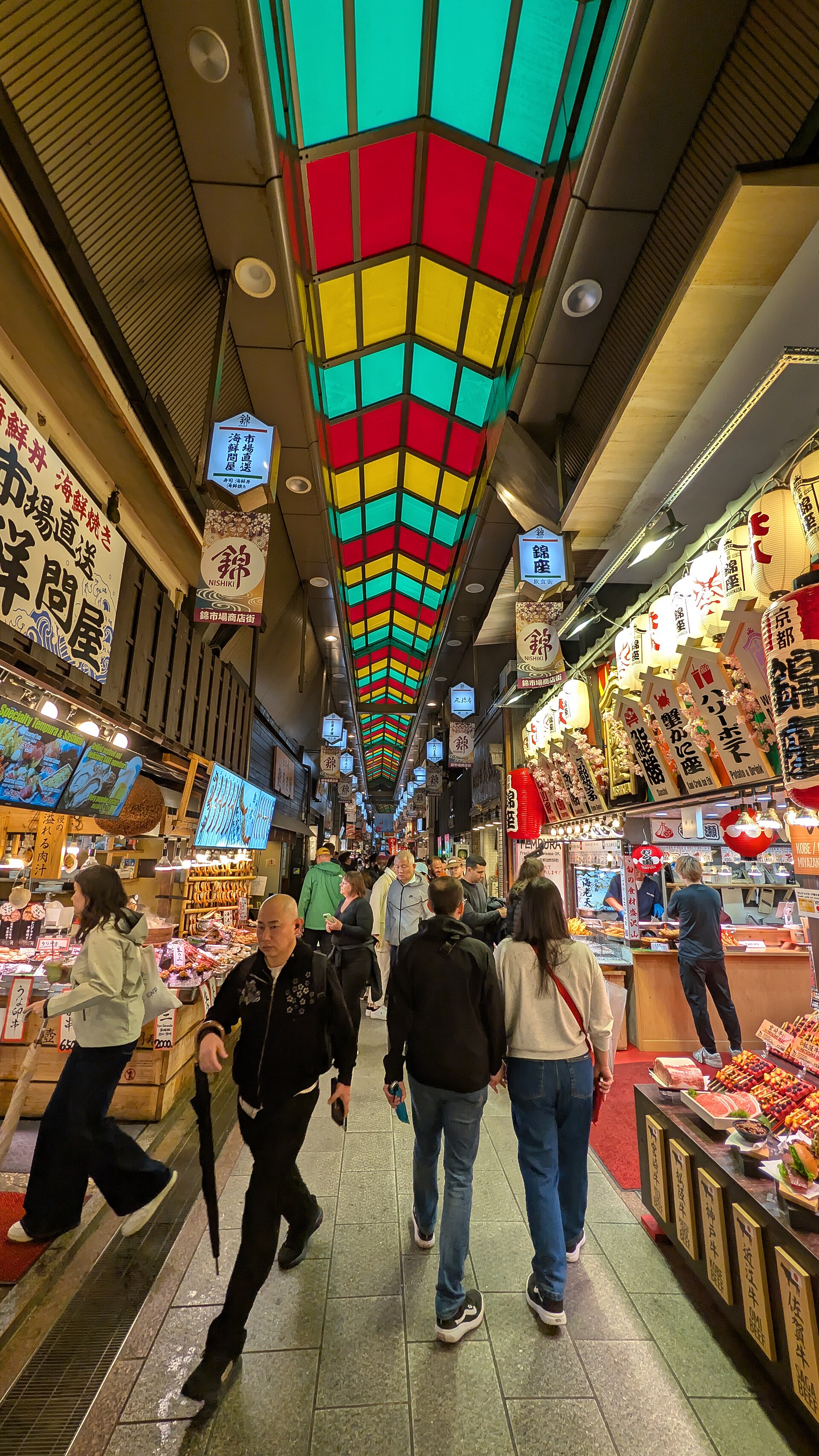京都・錦市場のアーケードと店先（撮影当時の風景）