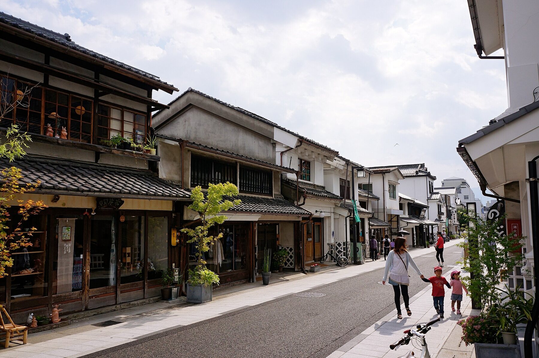松本・中町通りの蔵造りの町並。店舗の営業は個別に確認