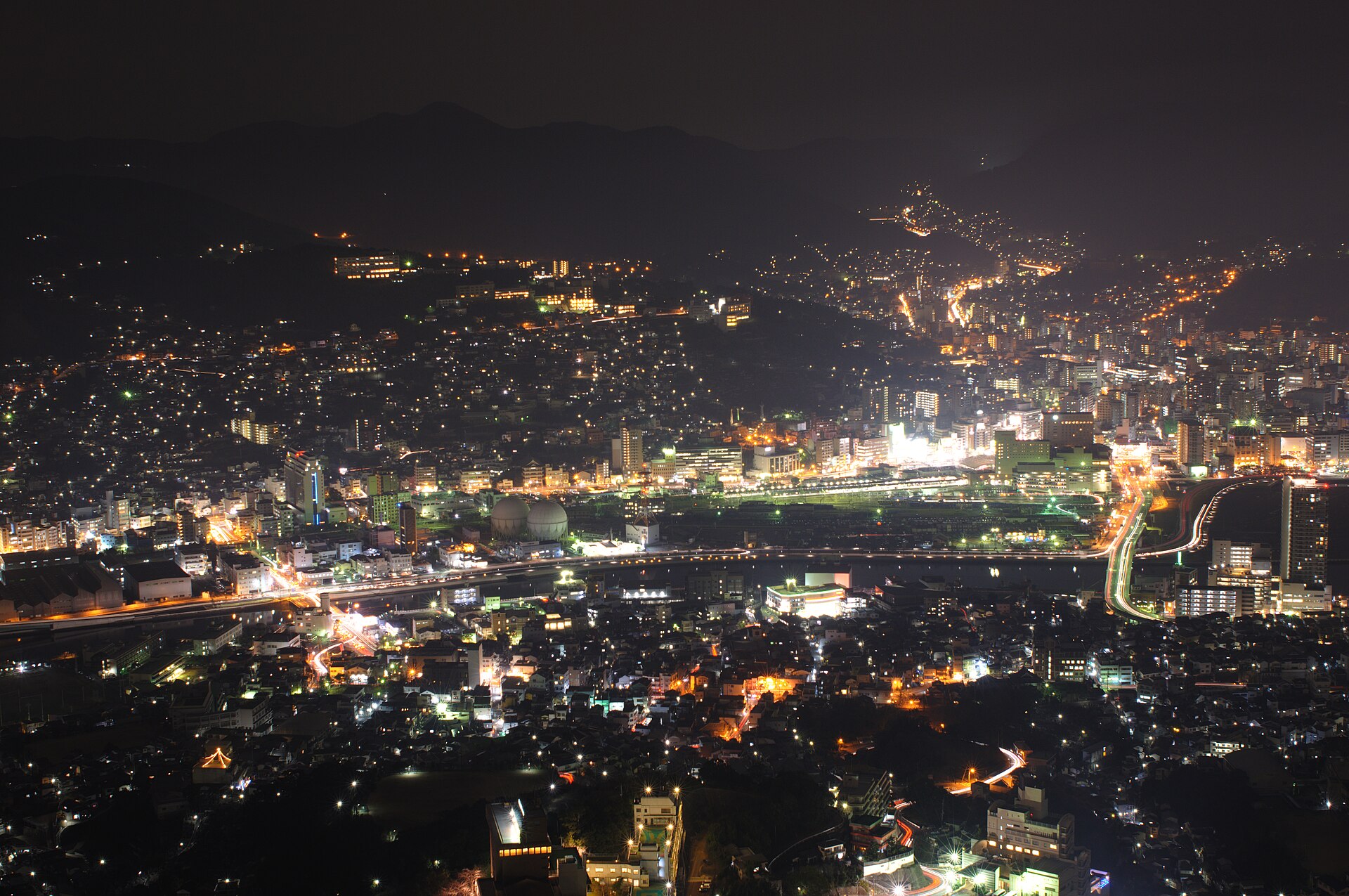 稲佐山から望む長崎市の夜景（2013年撮影）