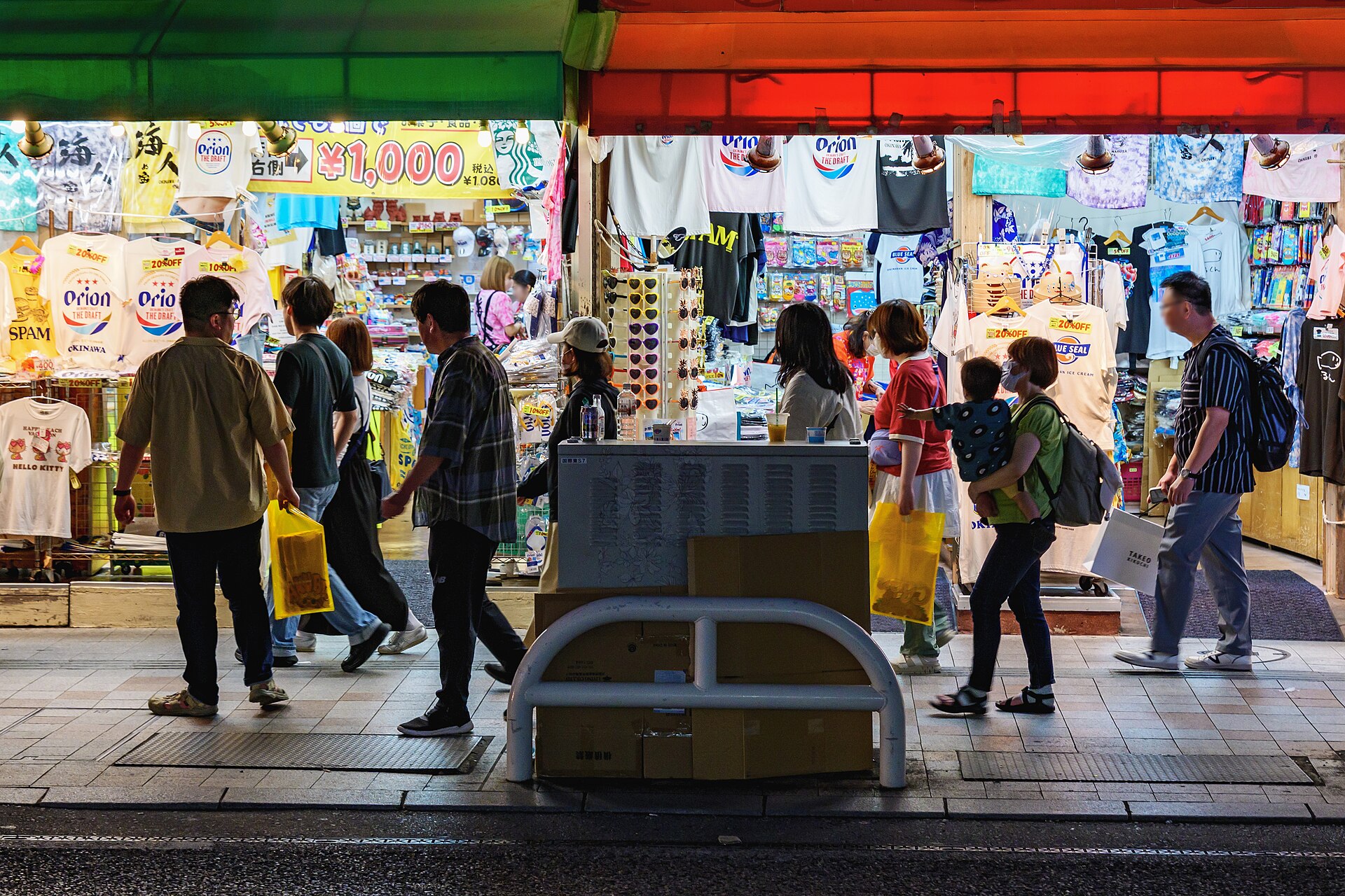 夜の国際通り(2025年撮影)。店舗・商品は撮影当時