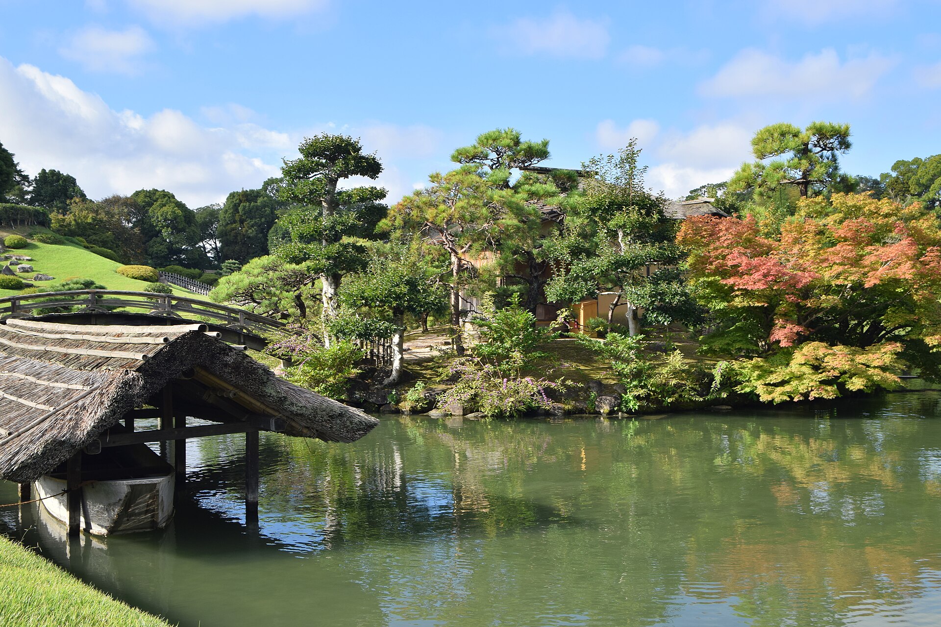 岡山後楽園の池と松、園路の風景。季節の植生は訪問日と異なります