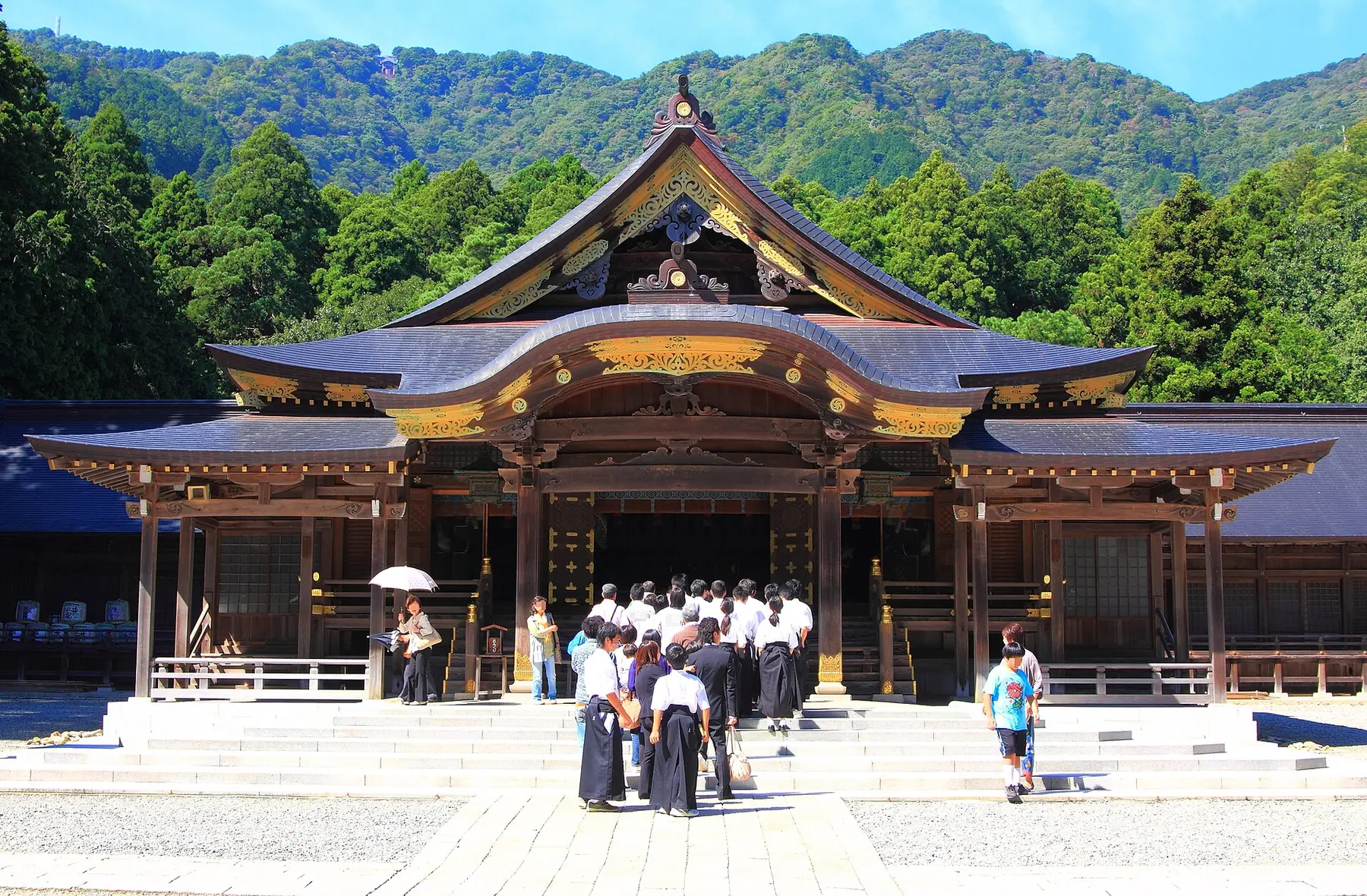 弥彦山を背にした彌彦神社の拝殿