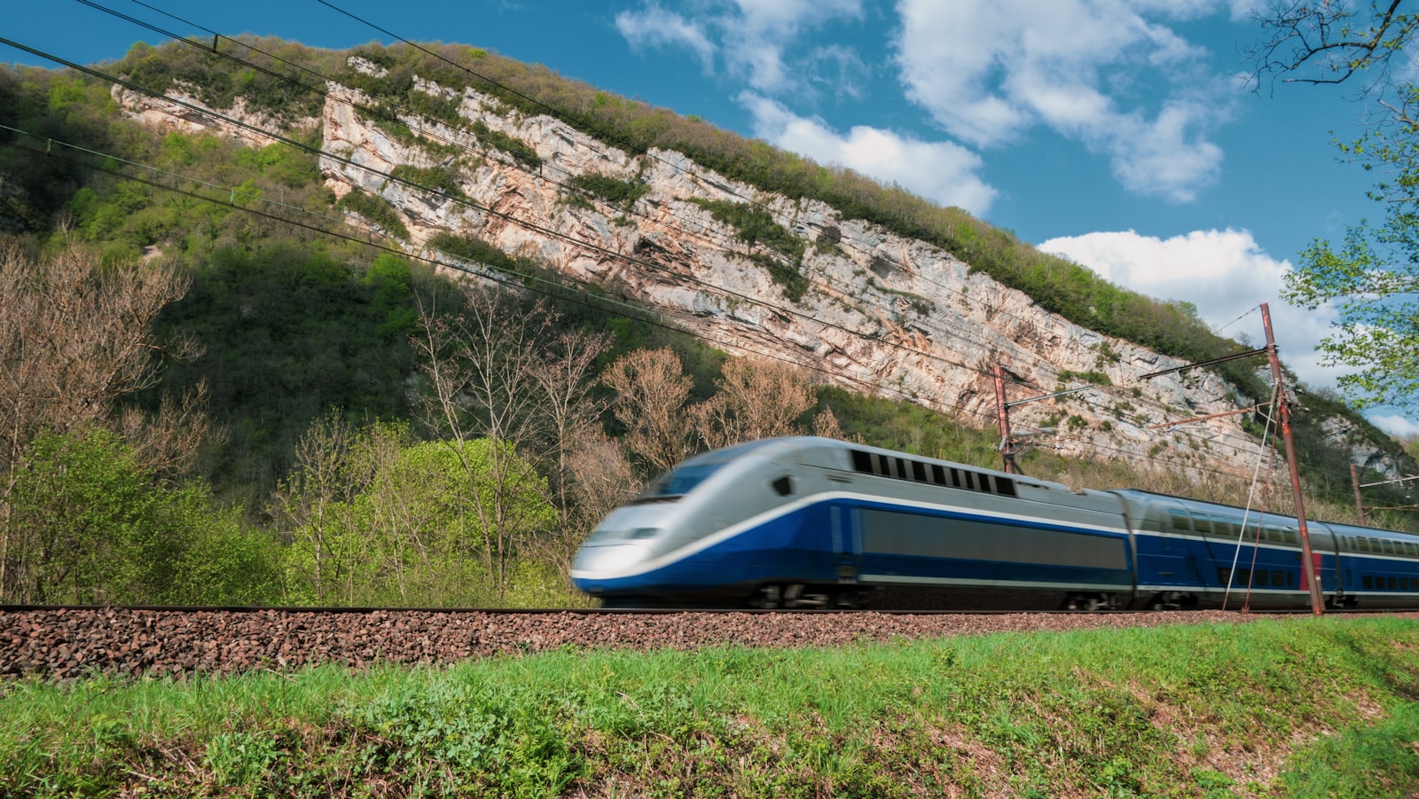 フランスの緑の谷を走るTGV