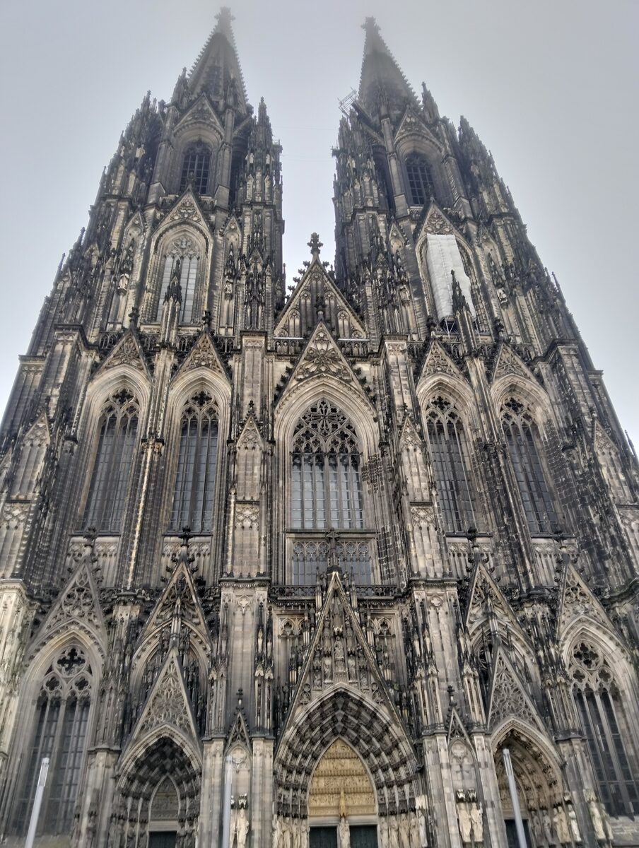 ケルン大聖堂の二つの尖塔を見上げる外観