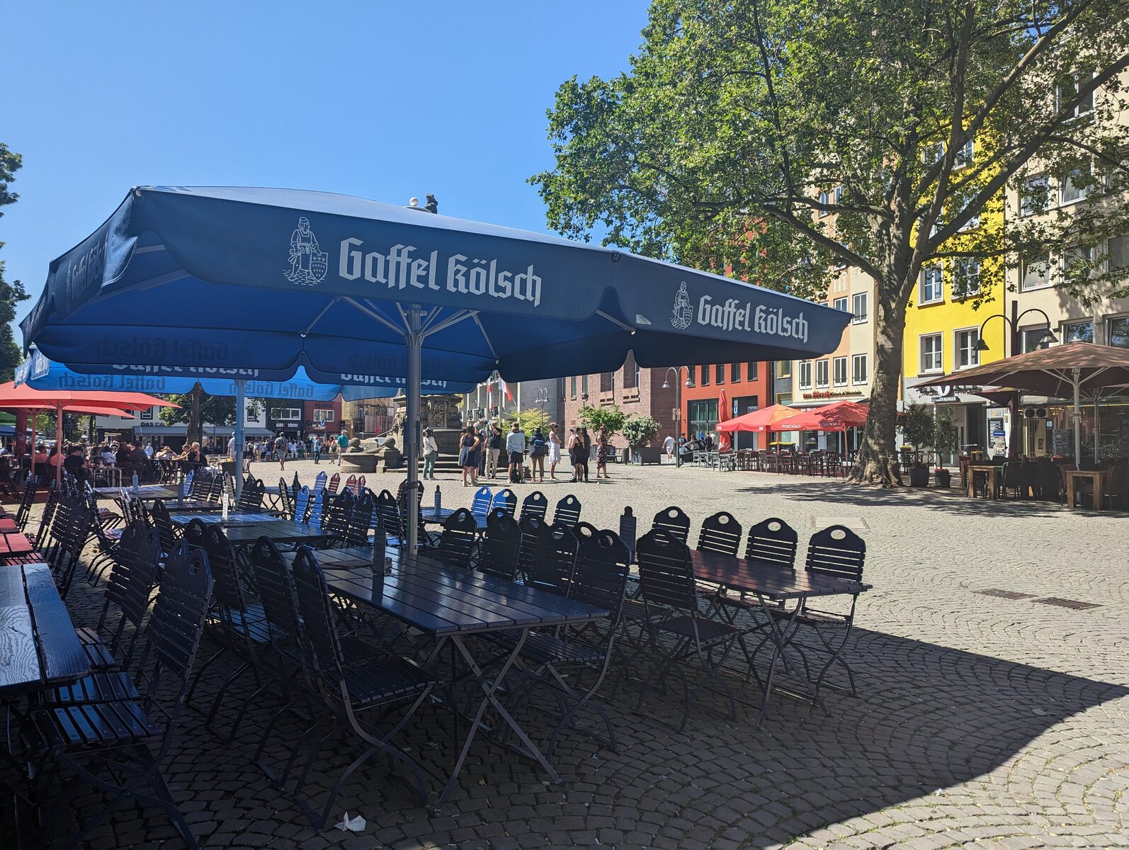 ケルン旧市街のブラウハウス前のテーブル