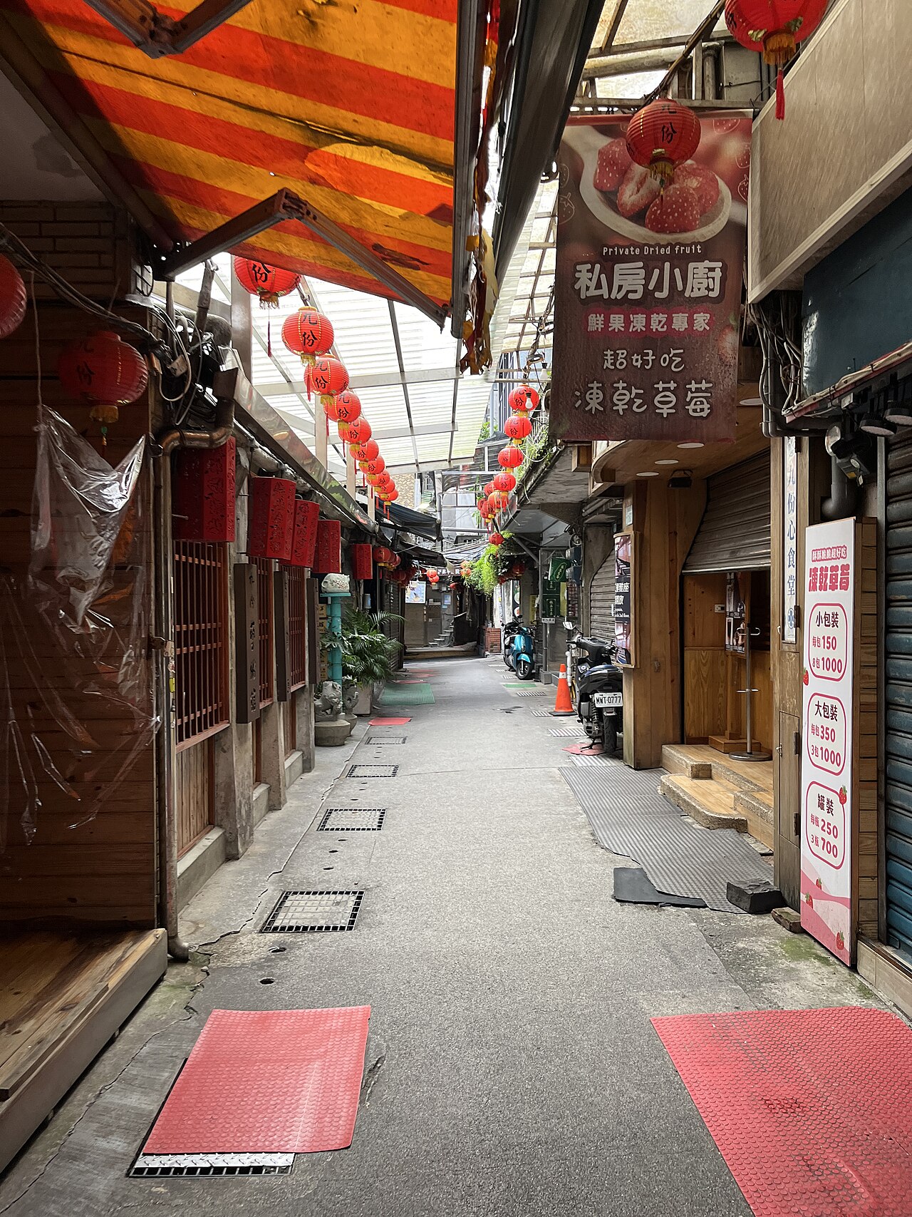 石段と古い商家が続く昼の九份老街の路地