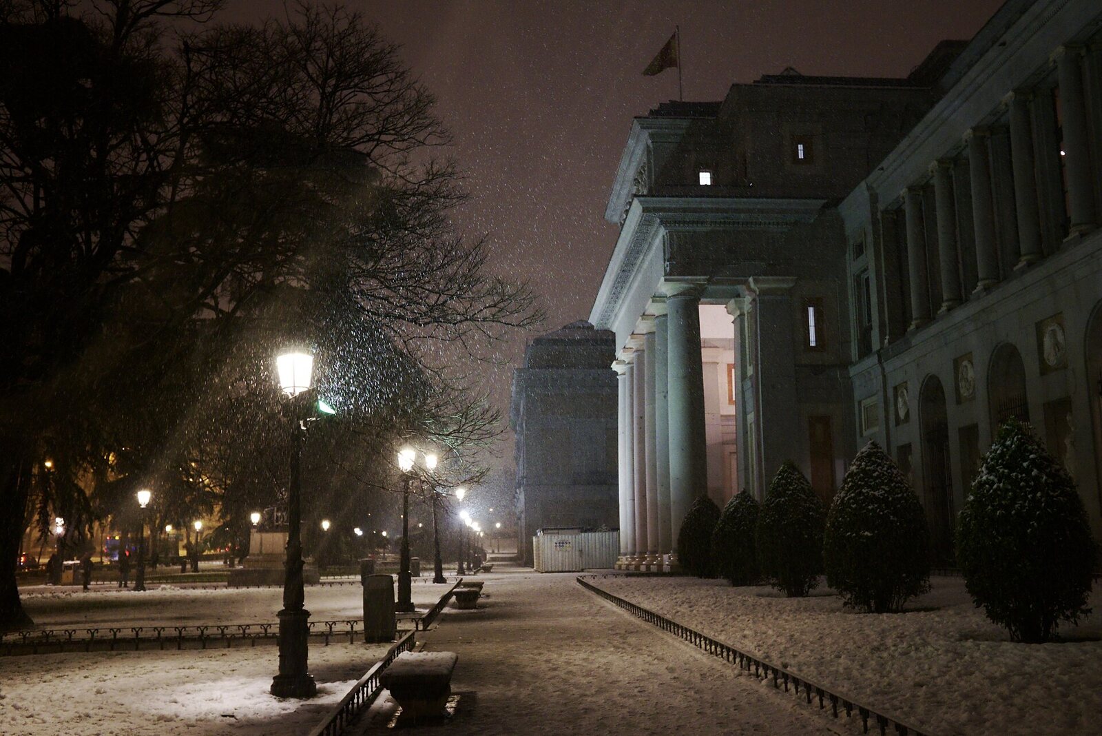 雪の夜のプラド美術館外観（2021年1月撮影）