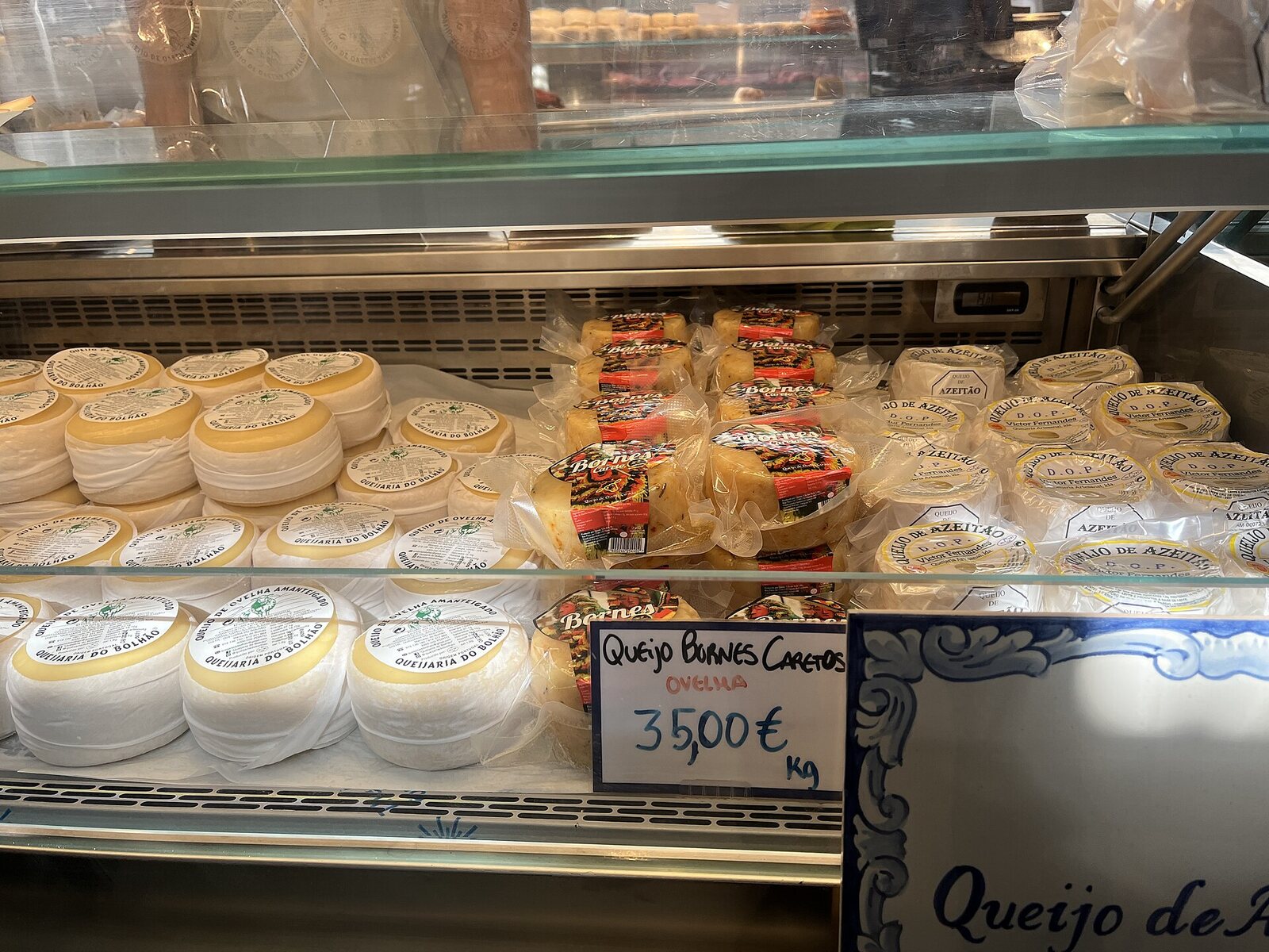 ボリャン市場のチーズ売場と表示価格