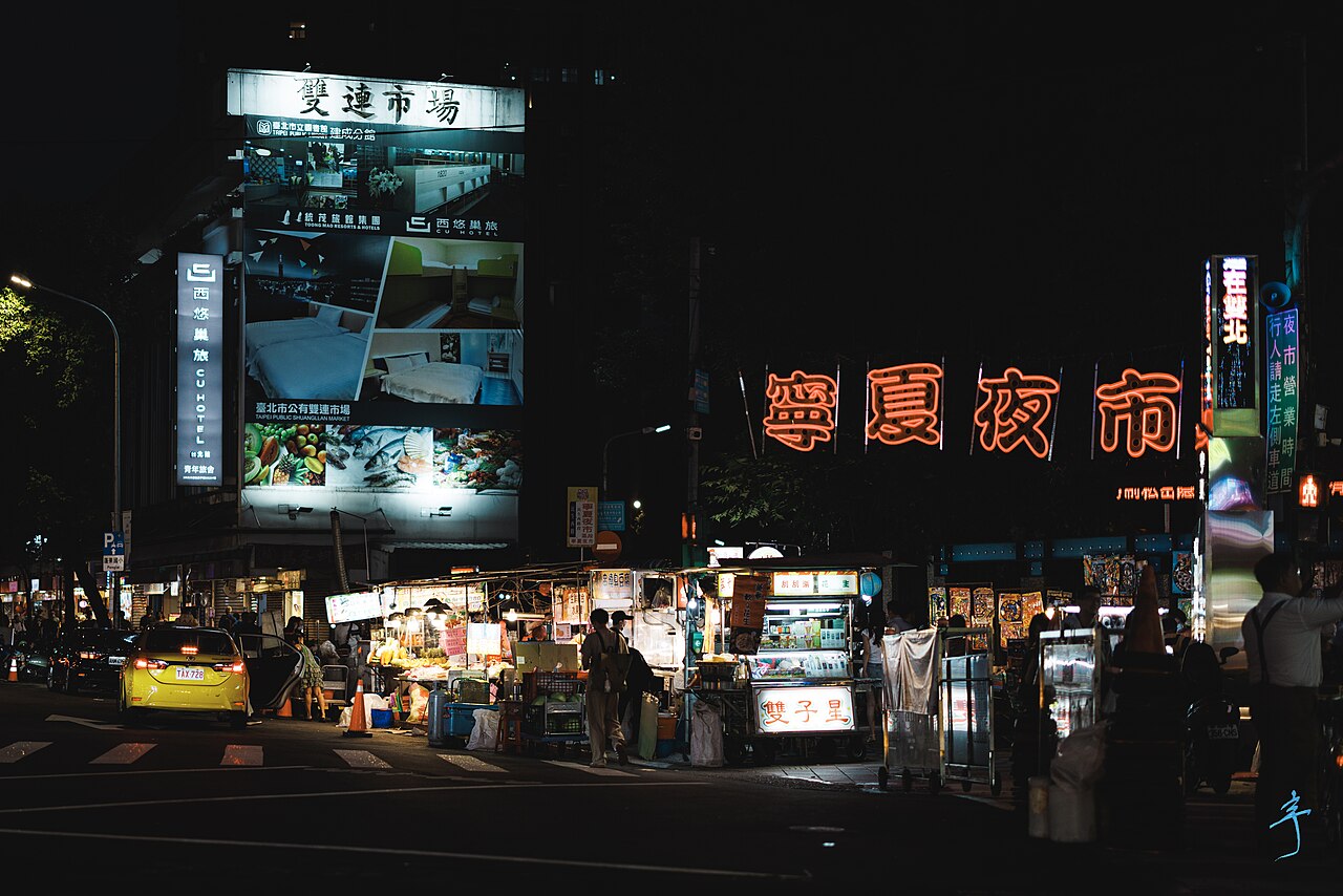 寧夏夜市の入口と屋台（撮影当時）